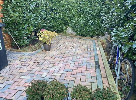 Chestnut Walk, Byfleet, Surrey, KT14 - Photo 5