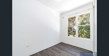 Renovated, Light & Spacious 2 Bedder - Photo 4
