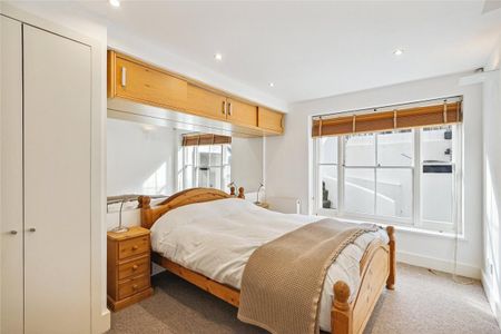 3 bedroom flat in Earls Court - Photo 5