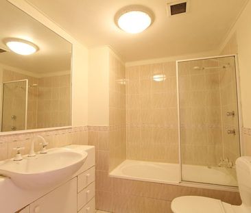 Over-sized luxury living! - Photo 6