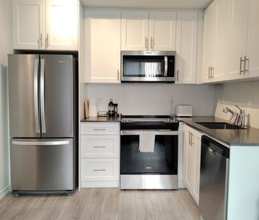 For Lease - 20 Lytham Green Circle, Newmarket, Ontario - Photo 2