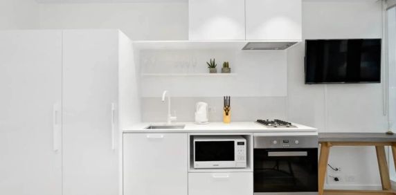 Luxurious Fully Furnished One-Bedroom Apartment in Prime South Yarra Location - Photo 2