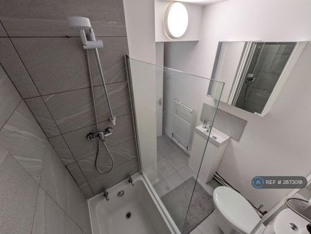 1 bedroom in a house share to rent - Photo 5
