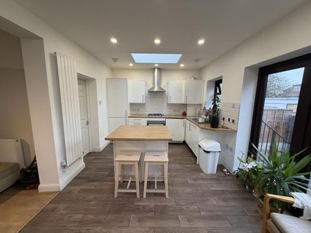 1 bedroom in a house share to rent - Photo 2