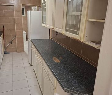 Room in a Shared House, Dallow Road, LU1 - Photo 2