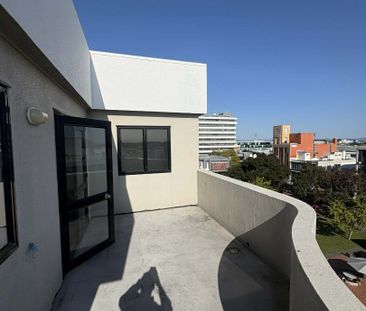 Positioned in a sought-after central location, this tidy apartment ... - Photo 5