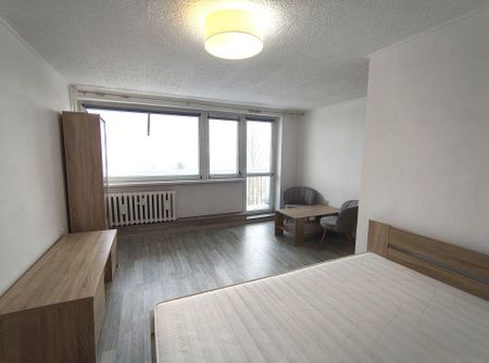 Przestronna kawalerka z dużym balkonem - Zdjęcie 2