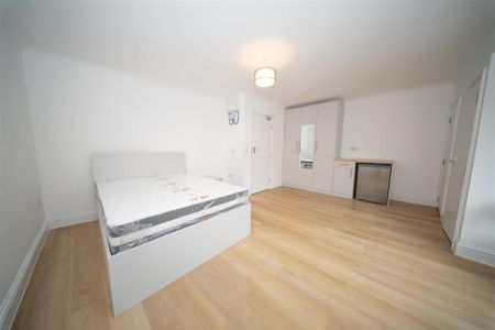 1 bedroom in a house share to rent - Photo 2