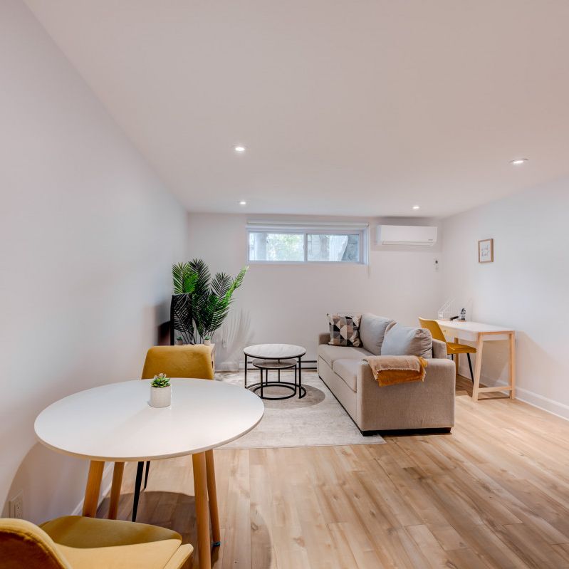 5489 Avenue Coolbrook, #A - Photo 1