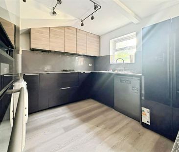 4 bedroom end of terrace house to rent - Photo 1