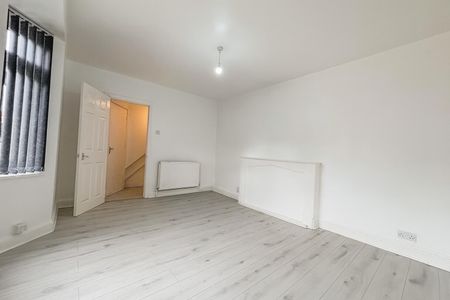 1 Bedroom Flat To Let - HP11 - Photo 4