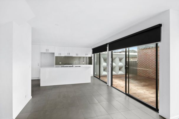 Modern Double-Level Townhouse Opposite Victoria Park, Minutes from Lake Wendouree - Photo 1