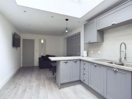 1 bedroom in a house share to rent - Photo 4