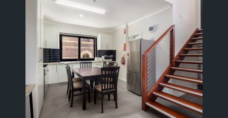 Furnished Modern Studio - Photo 3