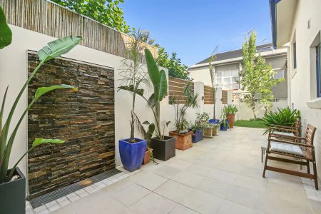 Chic Coastal Retreat in Sun-Dappled Setting - Photo 5