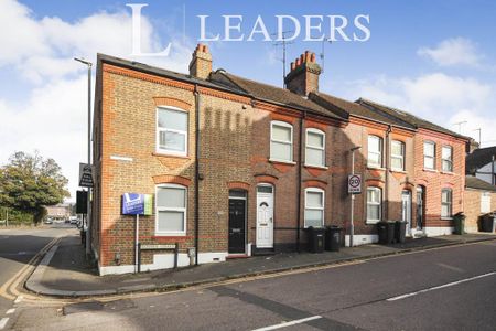 1 bedroom in a house share to rent - Photo 2