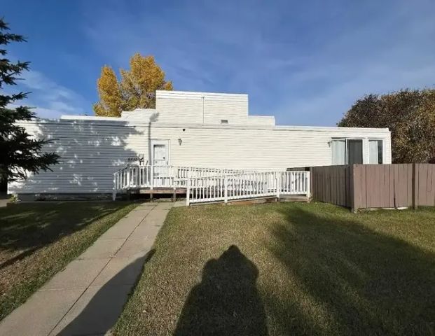 Charming 2-Bedroom Townhouse for Rent in Millwoods | 3870 85 Street Northwest, Edmonton - Photo 1