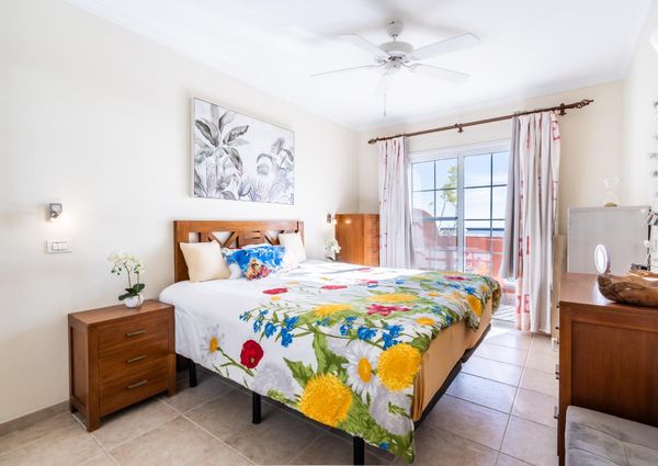 Apartamento con terraza y vistas en Los Cristianos – 0067-04600