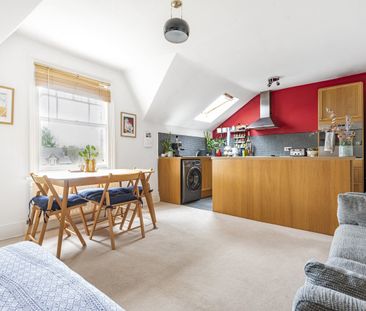Flat to rent - Norwood Road, London, SE24 - Photo 2