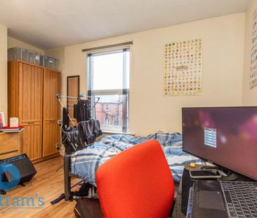 References Pending - 4 bed Mid Terraced House - Photo 4