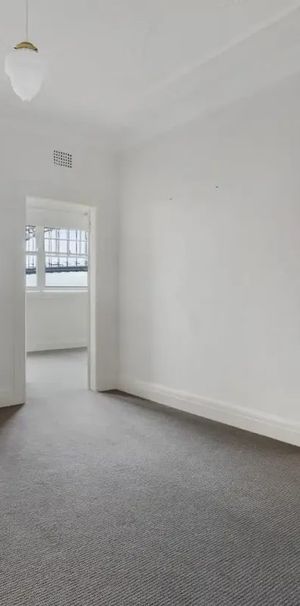 HARBOURSIDE SERENITY IN CHARMING ART DECO APARTMENT - Photo 1
