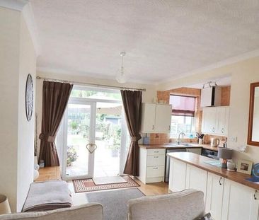 3 bedroom semi-detached house to rent - Photo 2