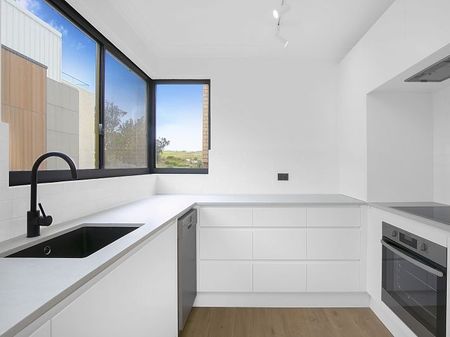 Modern North Facing Apartment - Photo 3