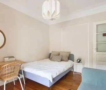 Room in a shared 4-bedroom apartment for rent in Lisbon, profession... - Photo 2