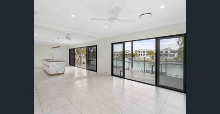 Spectacular North facing waterfront home - Photo 2