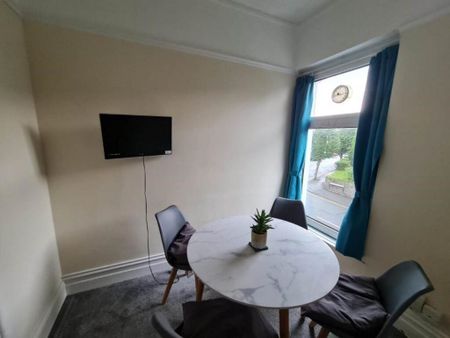 3 bedroom flat to rent - Photo 2