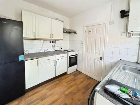 2 bedroom flat to rent - Photo 2