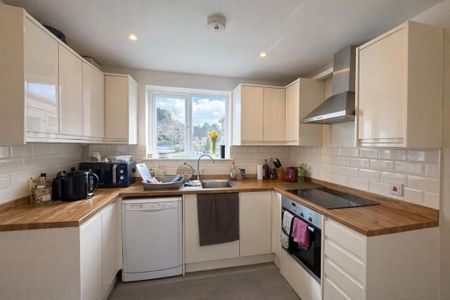 1 bedroom in a house share to rent - Photo 2
