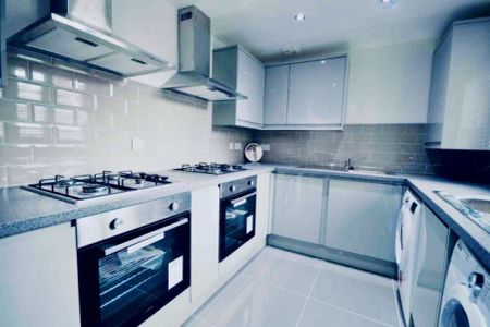 3 Beds 2 Baths - Photo 2