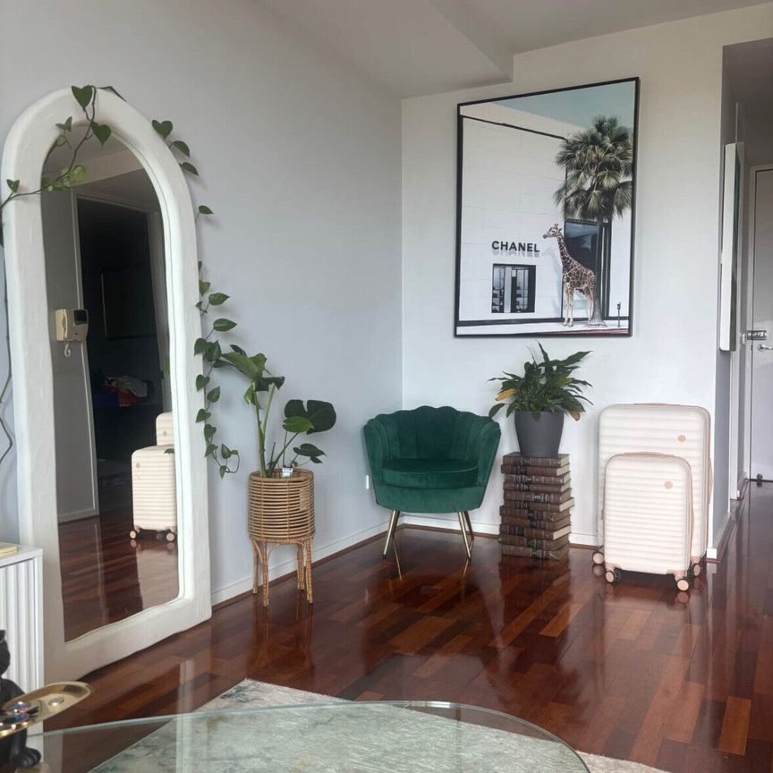 Sandringham - Photo 1