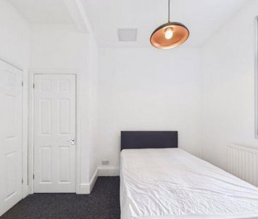 4 bedroom apartment to rent - Photo 3