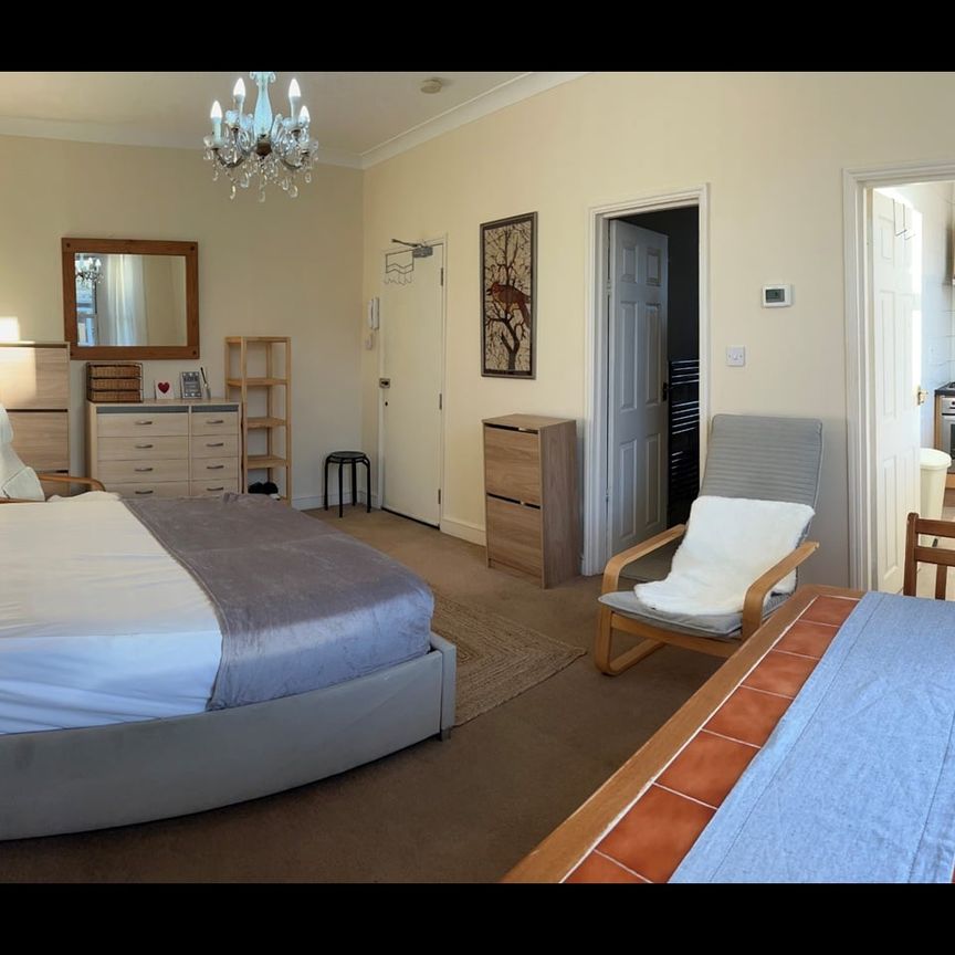 Studio Flat, Holland Road, W14 - Photo 1