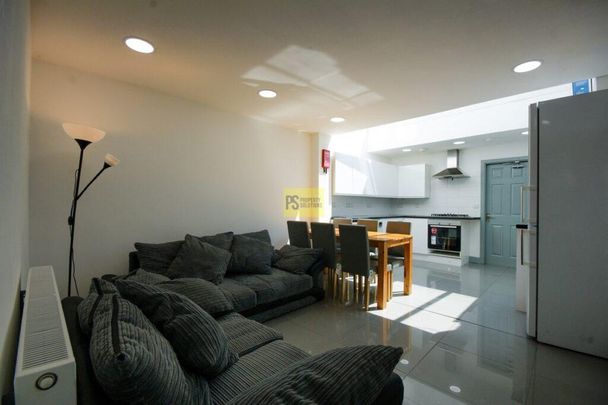 6 bedroom terraced house to rent - Photo 1