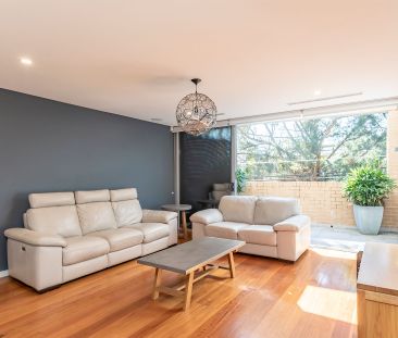 Tri-level Three Bedroom Terrace Residence - Photo 4