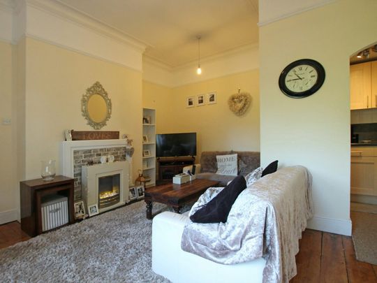 Flat to rent on - Photo 1