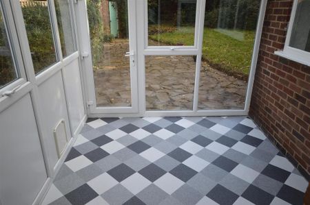 3 bedroom detached bungalow to rent - Photo 4