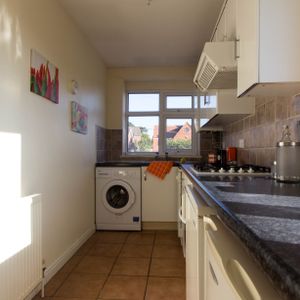 258a TINSHILL ROAD Leeds - LS16 7BT - Photo 2