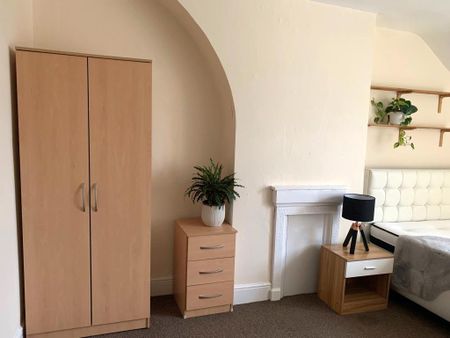 4 bedroom flat to rent - Photo 4