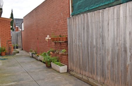 Spacious Apartment in the Heart of Bentleigh - Photo 2