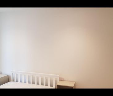 2 Bed Flat, Wharf End, M17 - Photo 4