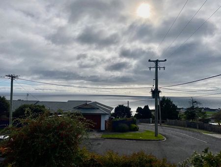 Three bedroom family home with stunning views - Photo 4