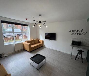 6 bedroom terraced house to rent - Photo 1