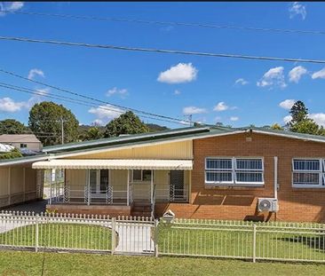 Renovated and Spacious 5-Bedrooms Family Home with Solar Panels - Photo 2