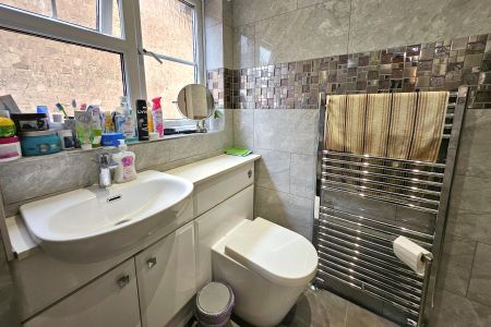 25 Pear Tree Road, Addlestone - 4 bedrooms Property for lettings - Seymours - Photo 5