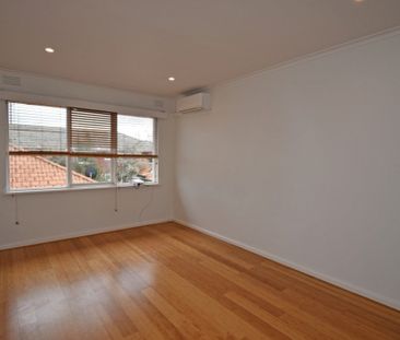 Spacious Apartment in the Heart of Bentleigh - Photo 6