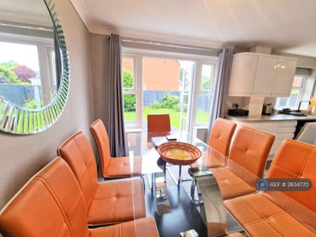 4 bedroom detached house to rent - Photo 5